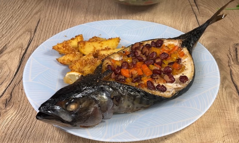 Riba poslužena s graškom i krompirima na tanjiru