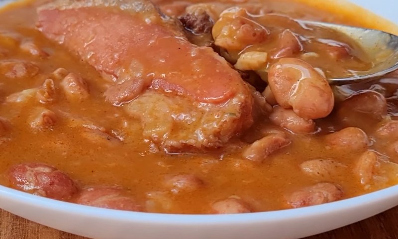 Čorbasti pasulj u dubokom tanjiru