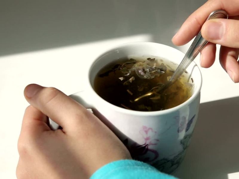 devojka meša zeleni čaj