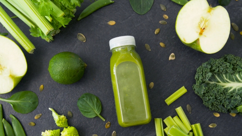 Zeleni sok sa jabukom, celerom i lisnatim povrćem kao jednostavan izbor za detoks orgamizma